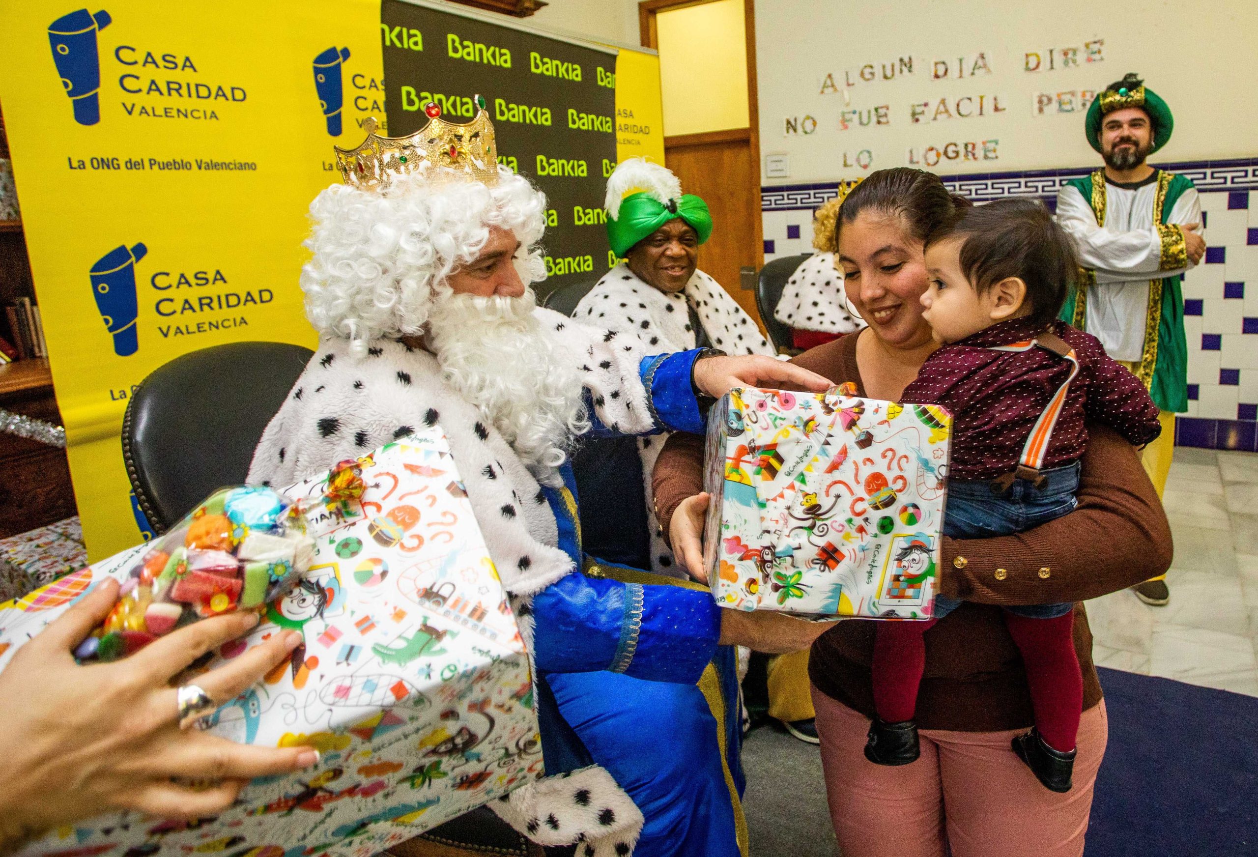 Entrega de los juguetes de los Reyes Magos a los niños atendidos por Casa Caridad