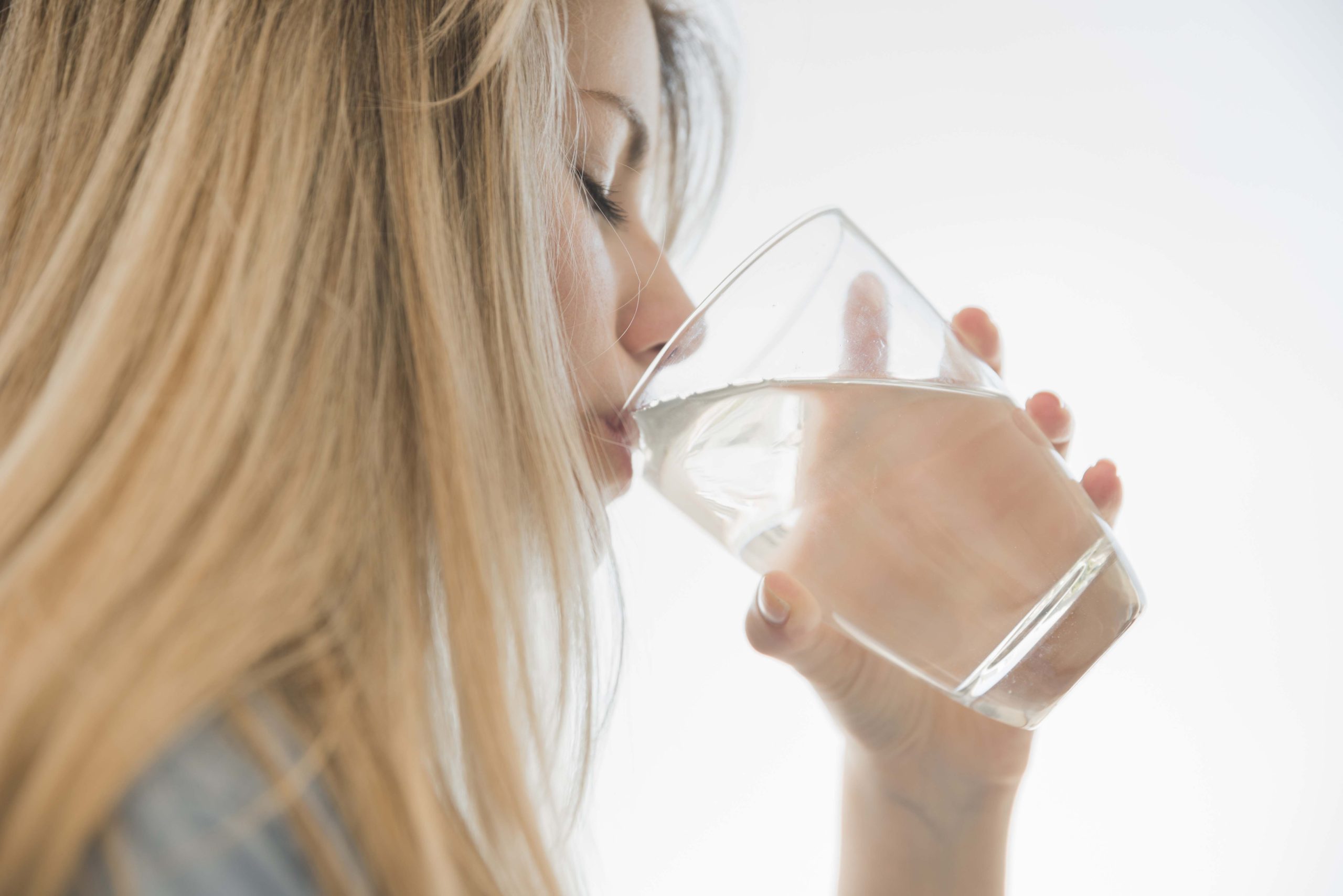 Para mantenerse hidratado basta con beber agua